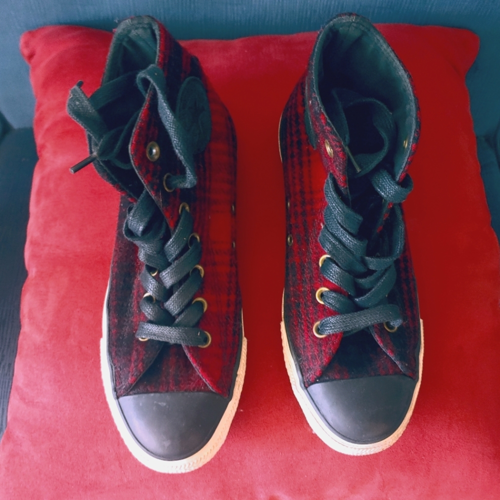 Chuck Taylor Converse High Top sneakers/Burgundy&Black Plaid